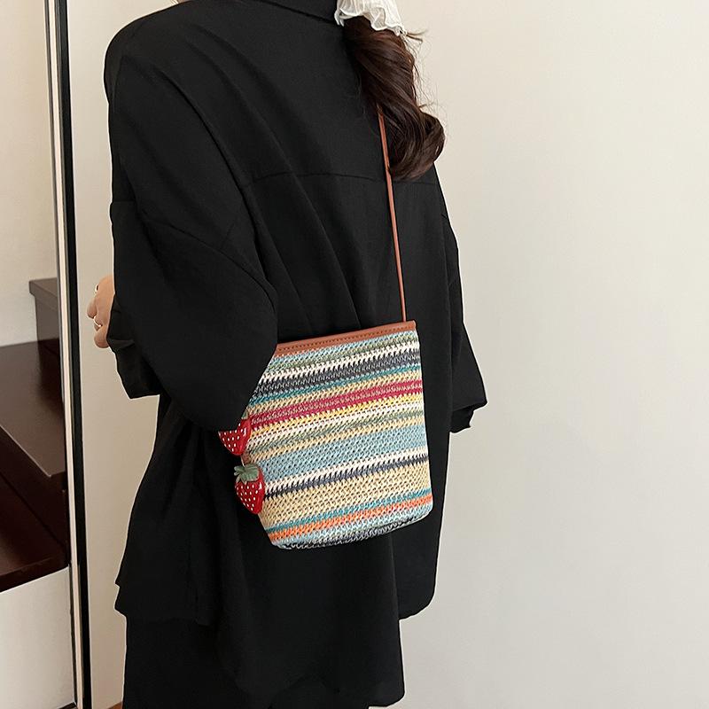 Colorful beach colorful straw small bag women's 2025 summer new shoulder armpit bag fashionable woven bucket bag