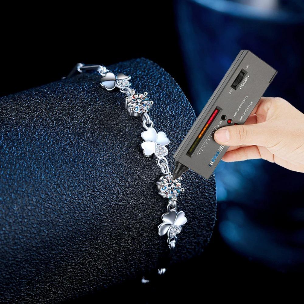 Four-leaf Clover Bracelet Elegant and Luxurious A Perfect Valentine's Day or Birthday Gift