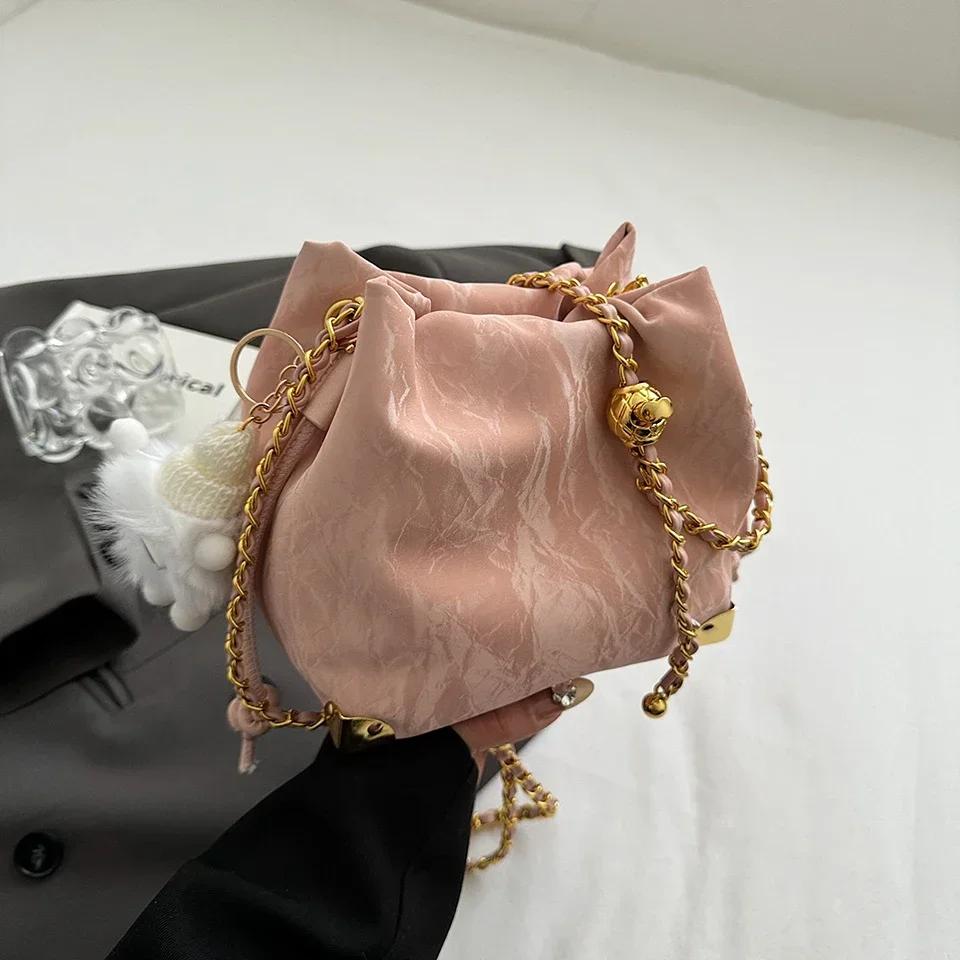 Travel Leisure Popular Feminine Small Fashion Texture Bucket Commuter Chain Crossbody Bag