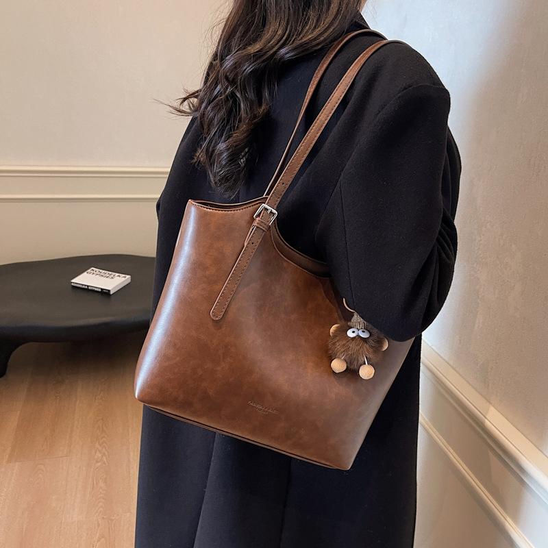 This Year's New Niche Design Commuting Versatile Soft Leather Texture Retro Large Capacity Portable Shoulder Tote