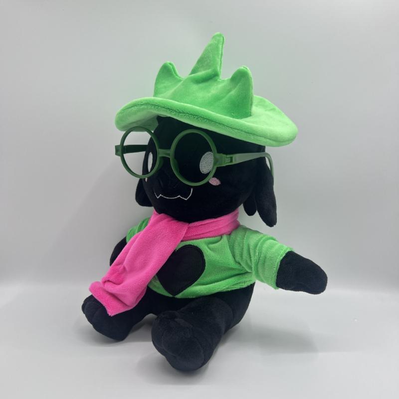 Nová plyšová hračka Ralsei z Deltarune - Měkká plyšová panenka kozy se zelenými brýlemi a růžovým šátkem, Roztomilý plyšák postavy z RPG hry, Dárek pro fanoušky a děti