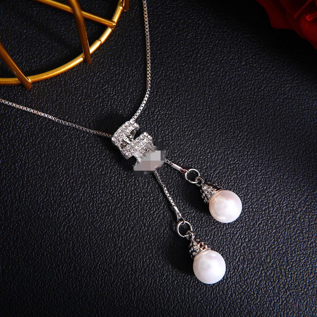 Elegant Long Chain Sweater Necklace: Autumn/Winter Chic Pendant for Women