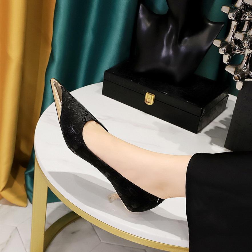 

237-28 Европейские и американские модные туфли для банкетных женщин, тонкий каблук, средний каблук, легкий металлический носок, атласные одинарные туфли с цифровым узором 34 чёрный