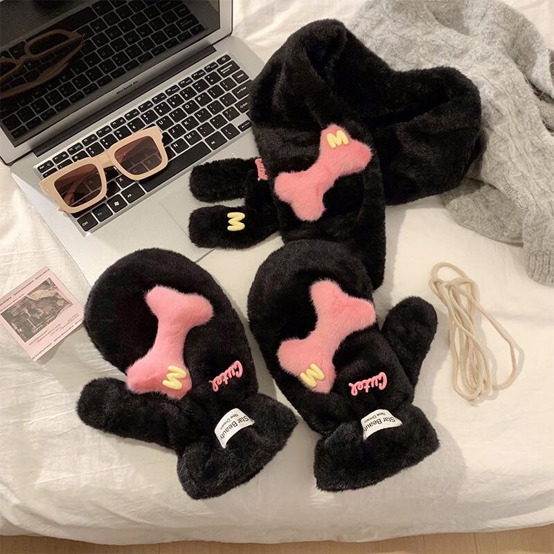 

Милый плюшевый зимний комплект перчаток и шарфа