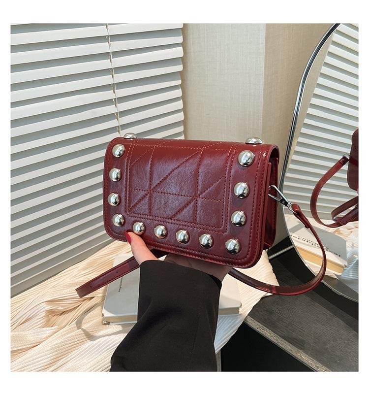 

2025 Новая сумка в стиле панк с заклепками, Мода Spice Girl, Маленькая квадратная сумка, Женская, Европейский и американский стиль, Универсальная сумка через плечо кроссбоди красный