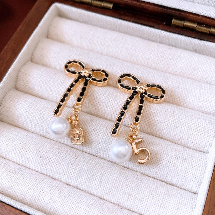 

Silver Needle Bow Pearl Pleated Pendant Earrings French Small Fragrance Light Luxury Stud Earrings Versatile Temperament Earrings