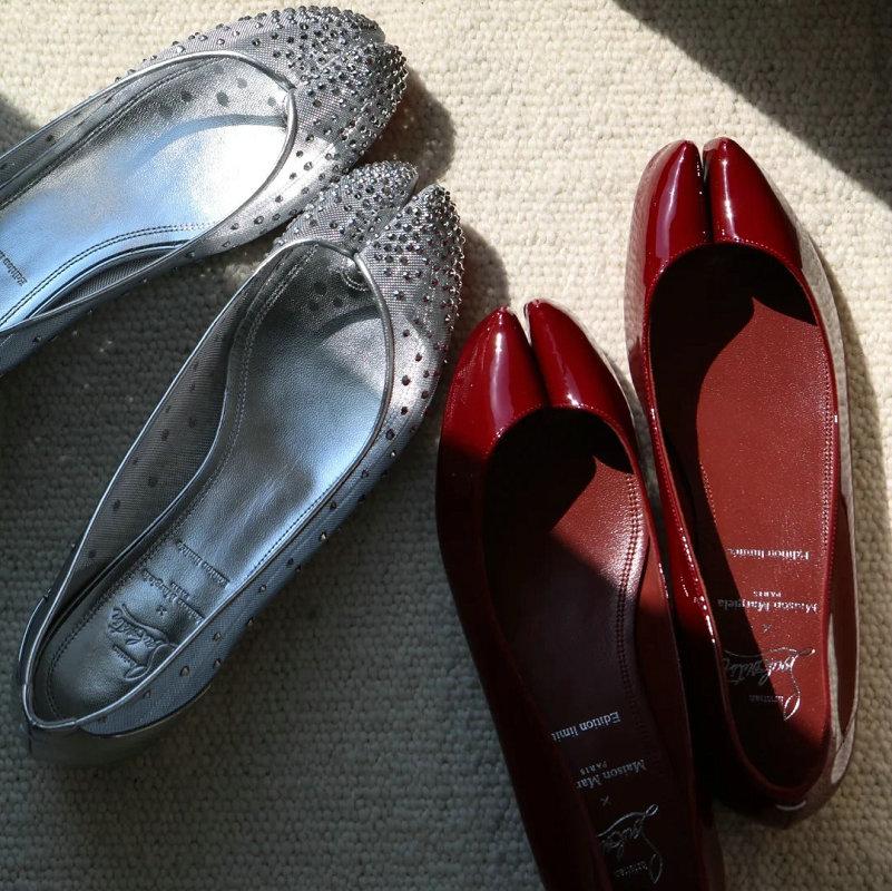 Fashion In 2025, A Woman With A Single Shoe, Wearing A Small Red Ballet Shoe And A Patent Leather Shoe With A Pig'S Foot Toe Separation