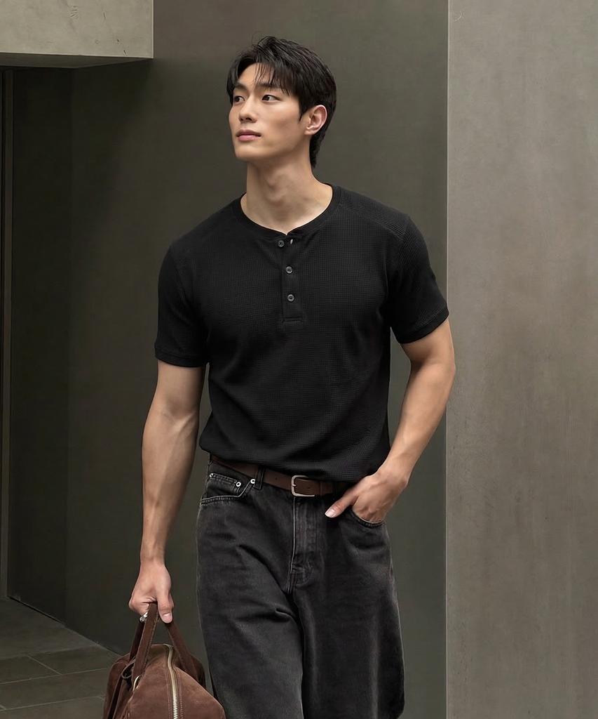 Michikoleondeonseupocheu Waffle Henley Neck Muscle Fit Short Sleeve T-Shirt Black