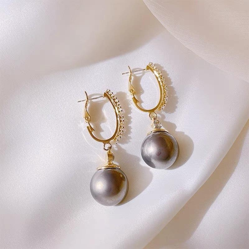 

Pearl Stud Earrings with Ear Hoops, Featuring A Fashionable and Luxurious Look, Exuding An Elegant Vibe. Perfect for Versatile Styling for Women. серый