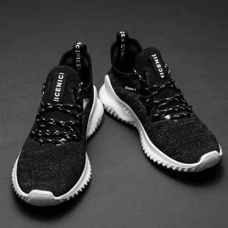 Single tail goods are breathable, leak picking, shock absorption, platform-soled sports shoes, and running shoes are withdrawn from the cabinet.