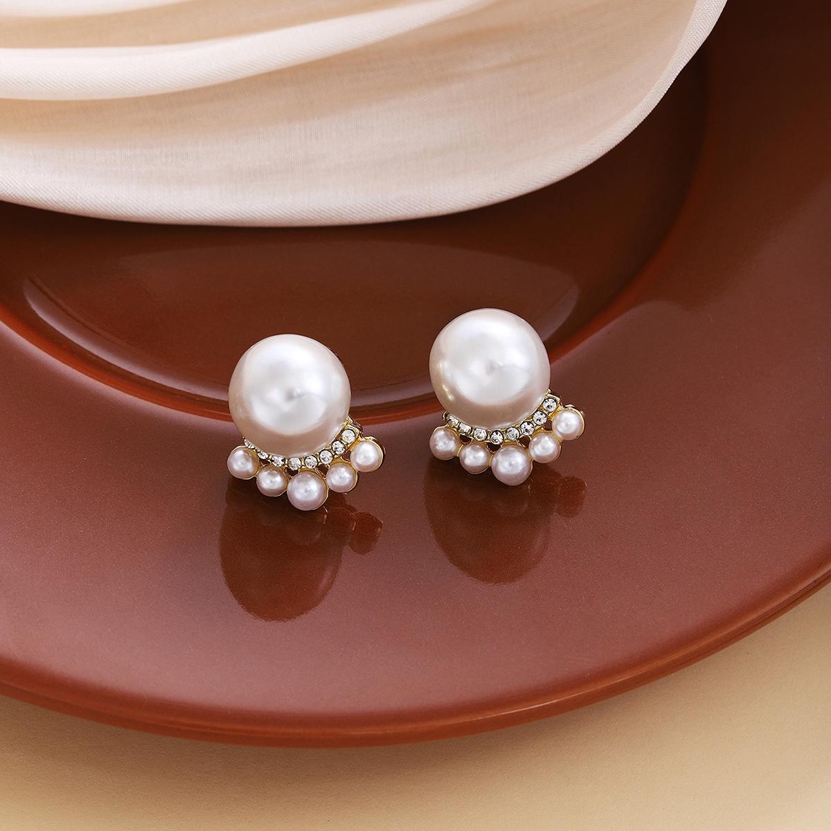 

Винтажные французские серьги-пусеты с жемчугом и медузой серебристого цвета