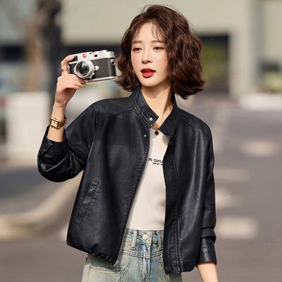 Beliebte kleine Retro-Lederjacke Damen Jahres-Neues Designgefühl Schwarze Jacke Kurz