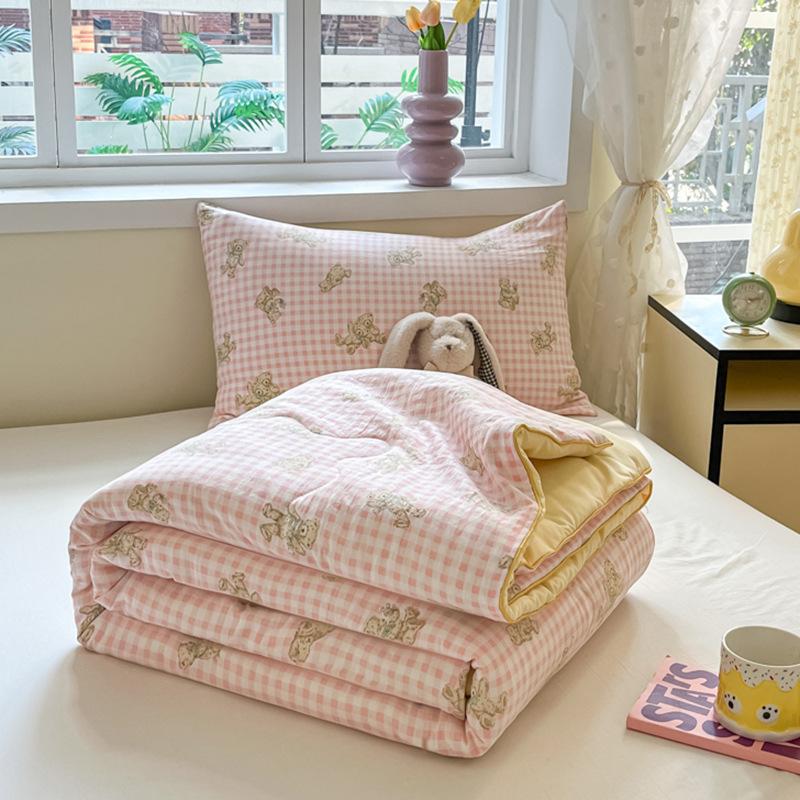 

New A-class Cartoon Cute Soybean Summer Quilt Moisture Wicking And Machine Washable Air Conditioner Quilt Excluding Pillowcases 150x200cm 1pcs