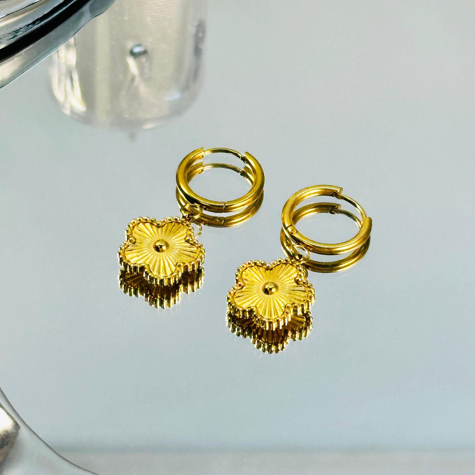 

Набір 18-каратного золота з титанової сталі: намисто та браслет із сережками-пусетами у вигляді п ятипелюсткової конюшини - жіночі прикраси, що не тьмяніють