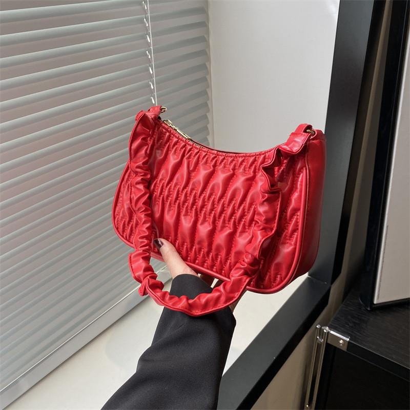 Trendy Fashionable Wrinkled Embroidery Pu Shoulder Bag In Classic Black And White красный