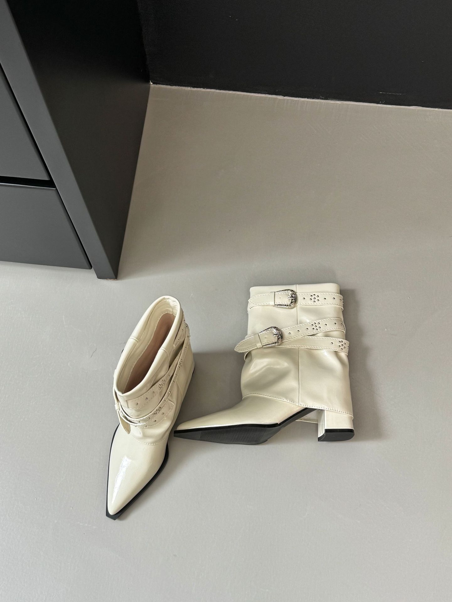 

New spot high-heeled boots pointed trousers boots short boots women s 2025 autumn and winter new rivet belt buckle fashion women s boots 40 абрикосовий