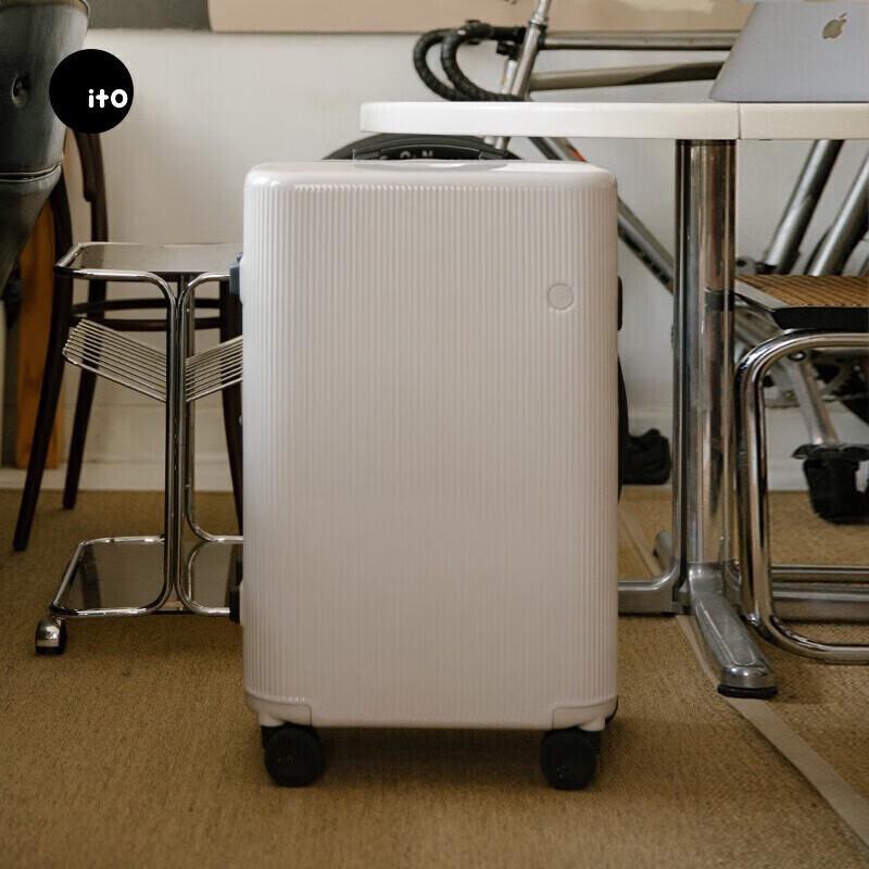 

ITOPISTACHIO 24-inch Striped Spinner Luggage