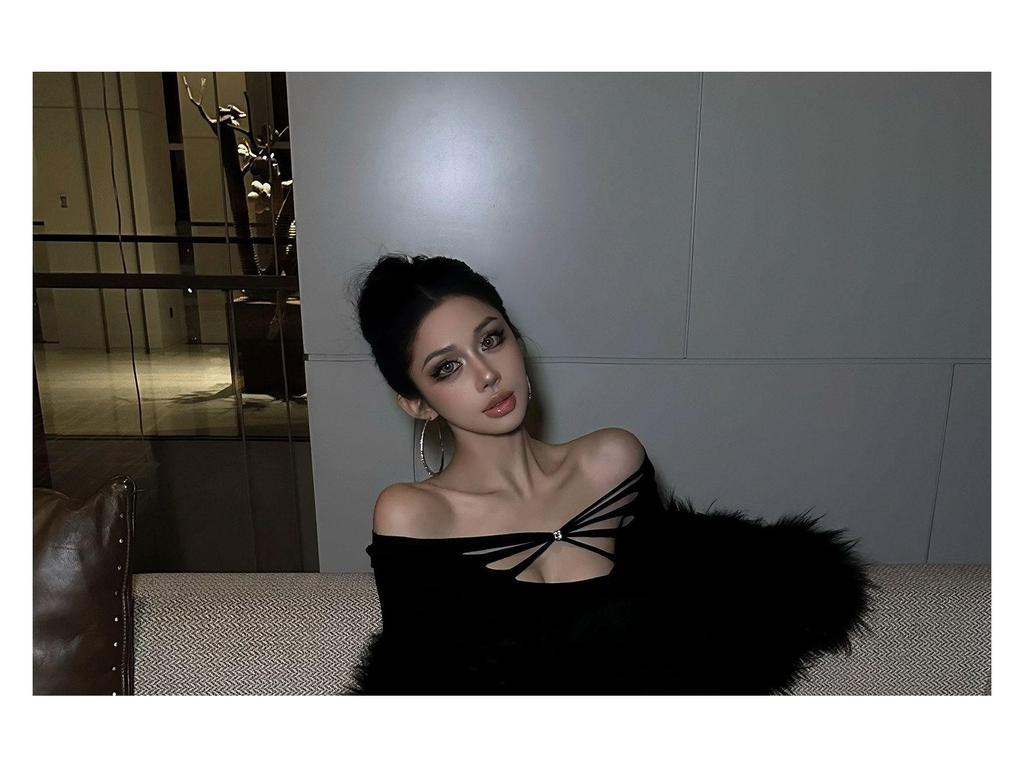 Women's Black Off-the-Shoulder Hollow Long-Sleeve Slim-Fit T-Shirt: Spicy Style, Winter Inner Wear & Waist-Cinching Base Layer.