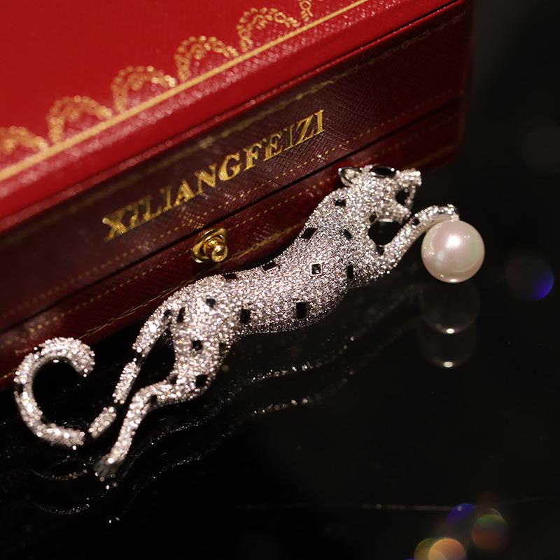 Western Liang Leopard Brooch: Zircon & Freshwater Pearl Pin