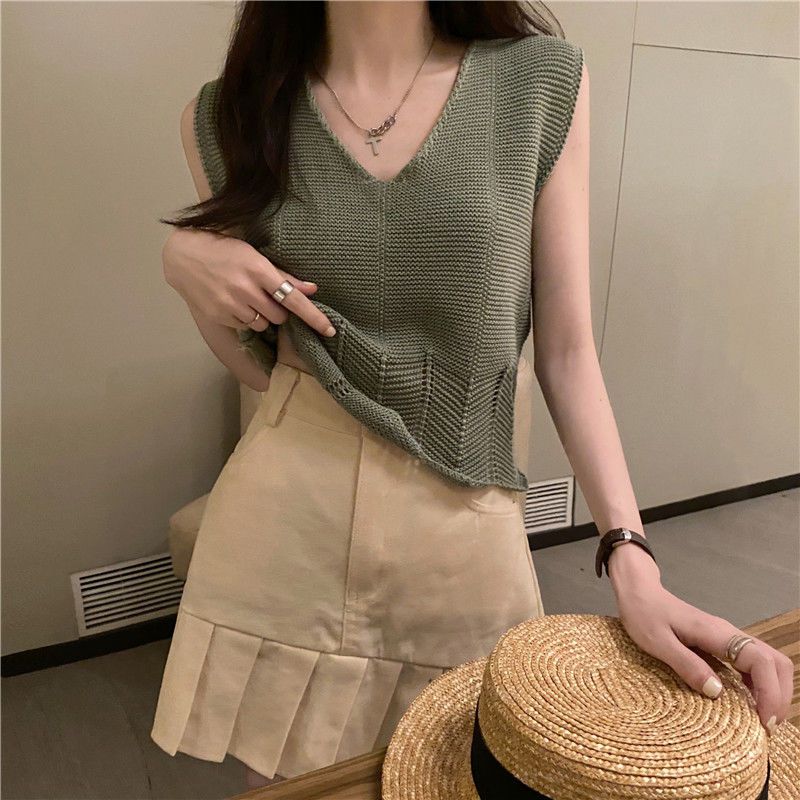 French Retro V-neck Hollowed Out Irregular Top for Summer Slimming and Slimming Short Knit Vest for Women