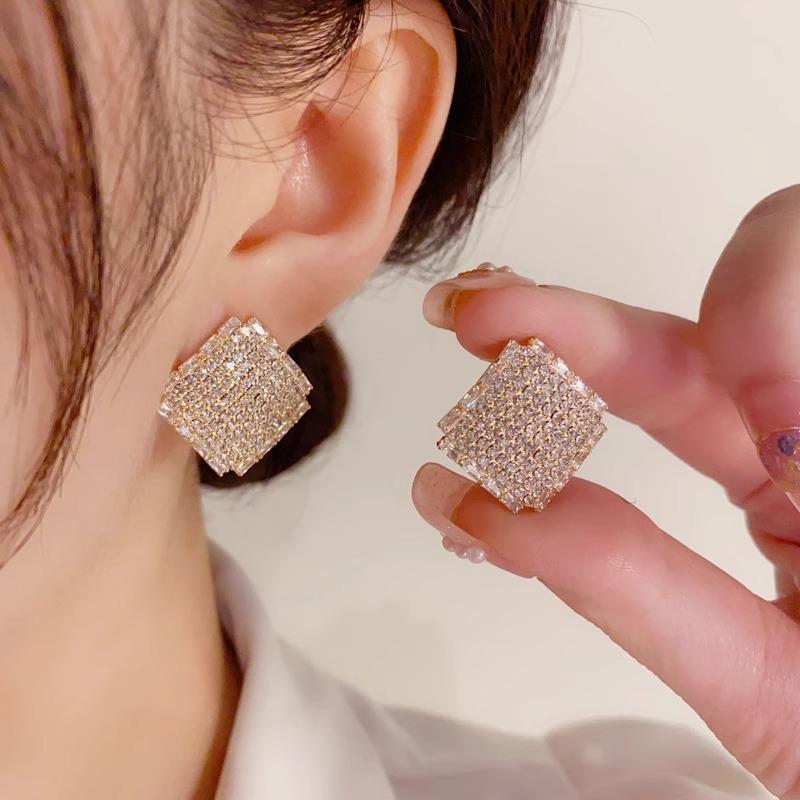 Autumn and Winter High-end Diamond Shaped Temperament Niche Earrings