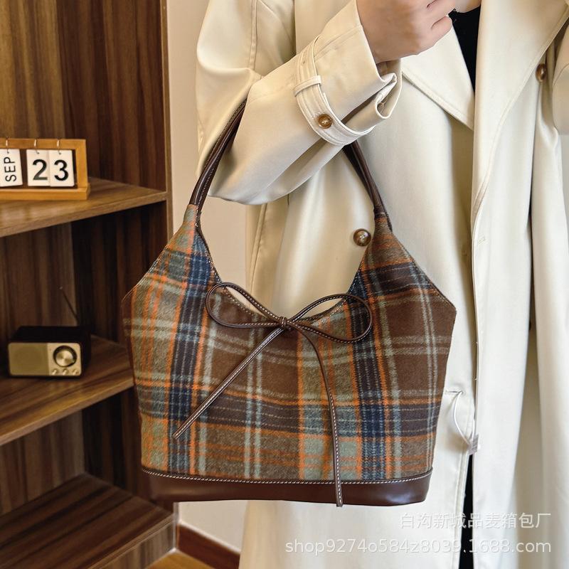 This year's popular fashion plaid small bag women's 2025 new temperament versatile shoulder underarm bag commuter tote bag
