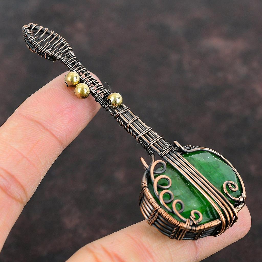 Pingente de cobre esmeralda zambiano com fio enrolado, joia de guitarra esmeralda, pingente de instrumento musical feito à mão, presente para a mãe, joia com pedras preciosas