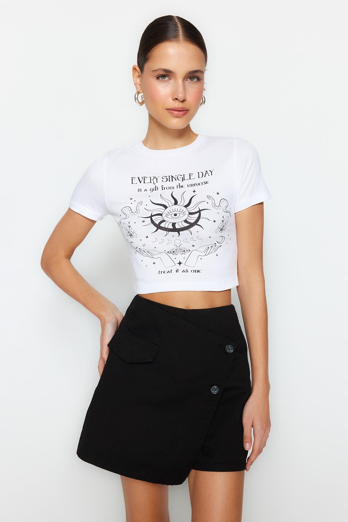 

Белая укороченная трикотажная футболка с круглым вырезом и принтом «Мистик и слоган» из 100% хлопка TWOSS23TS00300