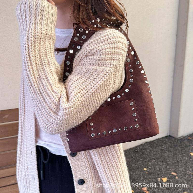 Retro rivet single shoulder armpit bag fashion locomotive bag oil wax leather simple wind large capacity tote handbag