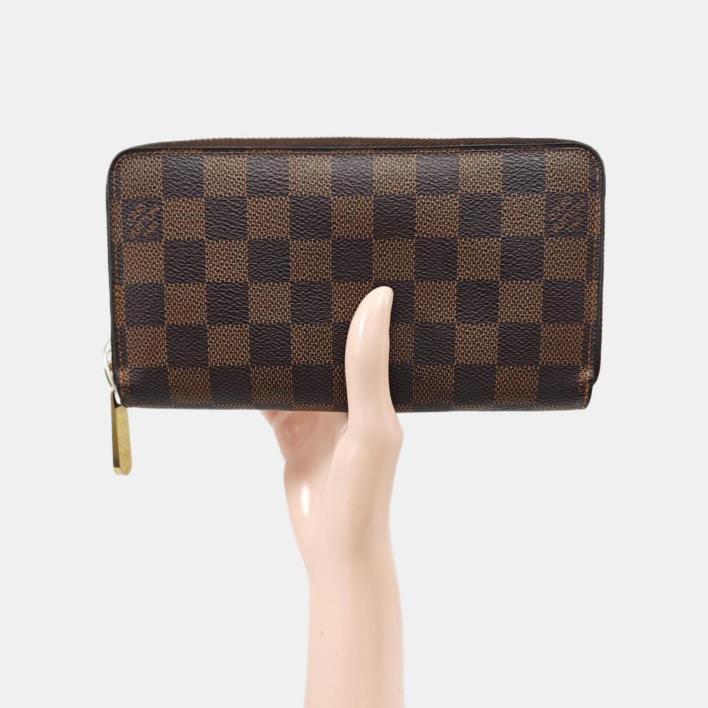 [Pre-Owned] Zippy Checkered Coated Canvas Wallet - Very Good #1FML7OS