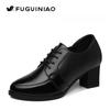 Décolleté da Donna Fuguiniao con Punta Acuta e Tacco Chunky in Pelle
