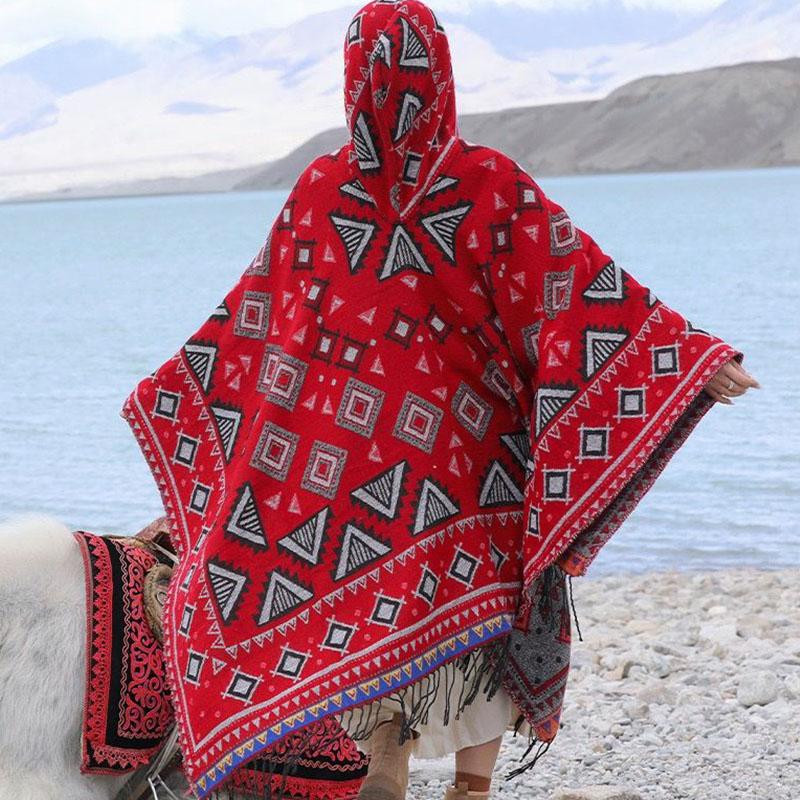 Usar um xale com capuz e uma capa para mantê-lo aquecido, usar uma capa por fora