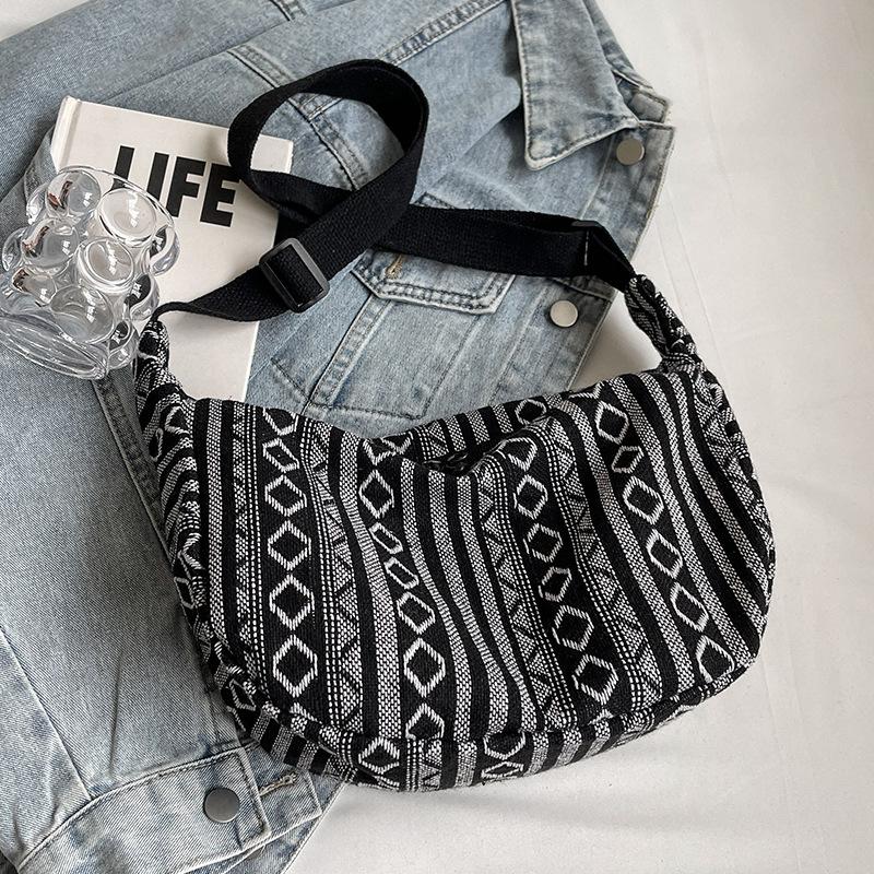 Veske med stor kapasitet i etnisk stil Ny trendy mote Crossbody dumplingveske Ins Retro allsidig skulderveske Dame