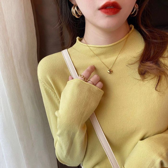 Für Schüler im Herbst und Winter kann das Tragen eines Strickpullovers als Innenschicht sie schlanker aussehen lassen.