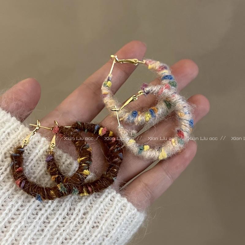 Fashion Personality Autumn and Winter Colored Plush Earrings Women, New High-end Sense Unique Sweet Earrings Earrings