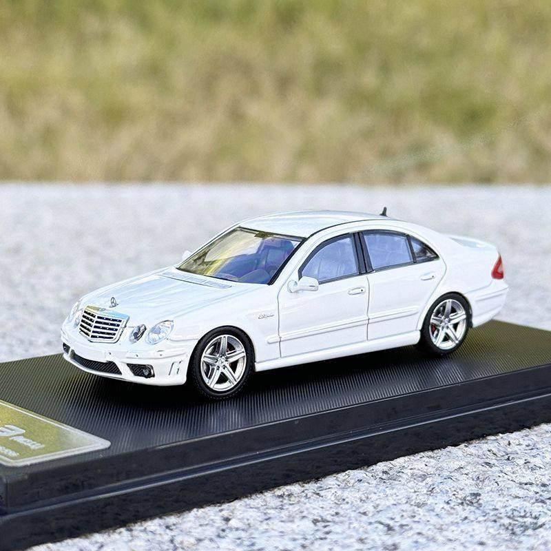 AAN1 Km 1:64 Mercedes-benz E63 W211 Classic Four-eyed Mercedes Alloy Car Model Collection