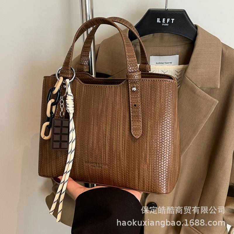 This year's popular bags women's 2025 new autumn and winter retro versatile shoulder messenger bag Korean version portable bucket bag