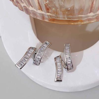Orecchini a bottone con linee geometriche intrecciate e diamanti, orecchini di alta gamma, temperamento alla moda, gli stessi orecchini freddi.