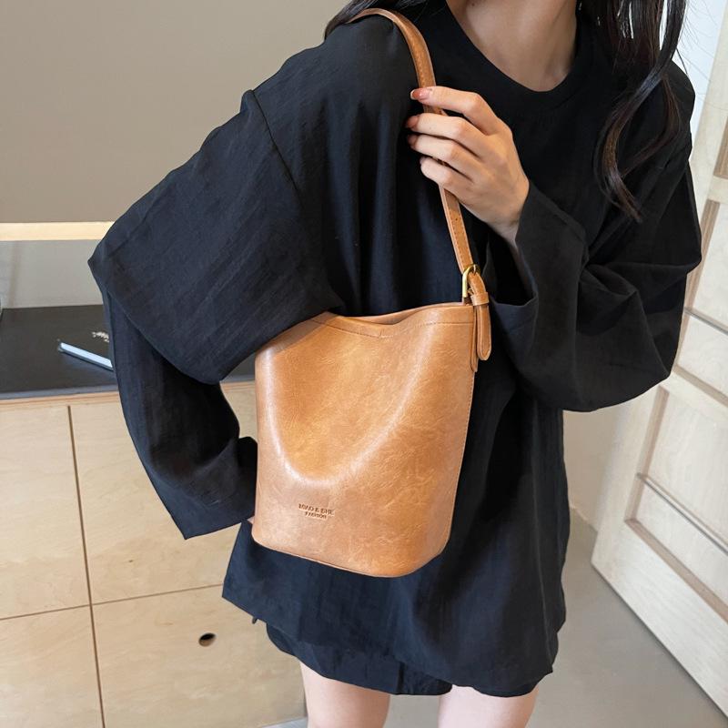 This Year, the Popular Hand-carried Bucket Bag 2025 New Women's Bag Korean Version Trendy Shoulder Bag Niche High-end Messenger Bag