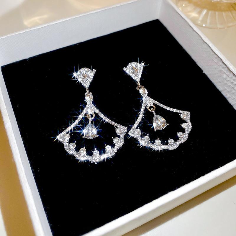 

Геометрические циркониевые серьги модные универсальные серьги в стиле холодного ветра легкая роскошь нишевые высококлассные серьги