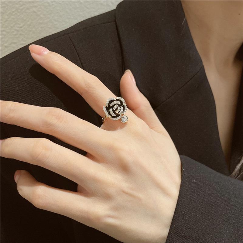 Персонализированное ретро-кольцо с черной камелией и стразами