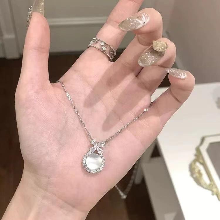New Ice-clear White Chalcedony Pendant Necklace, Female Bow, Fashionable and Exquisite, Small Fragrant Collarbone Chain, Flower Neck Chain.