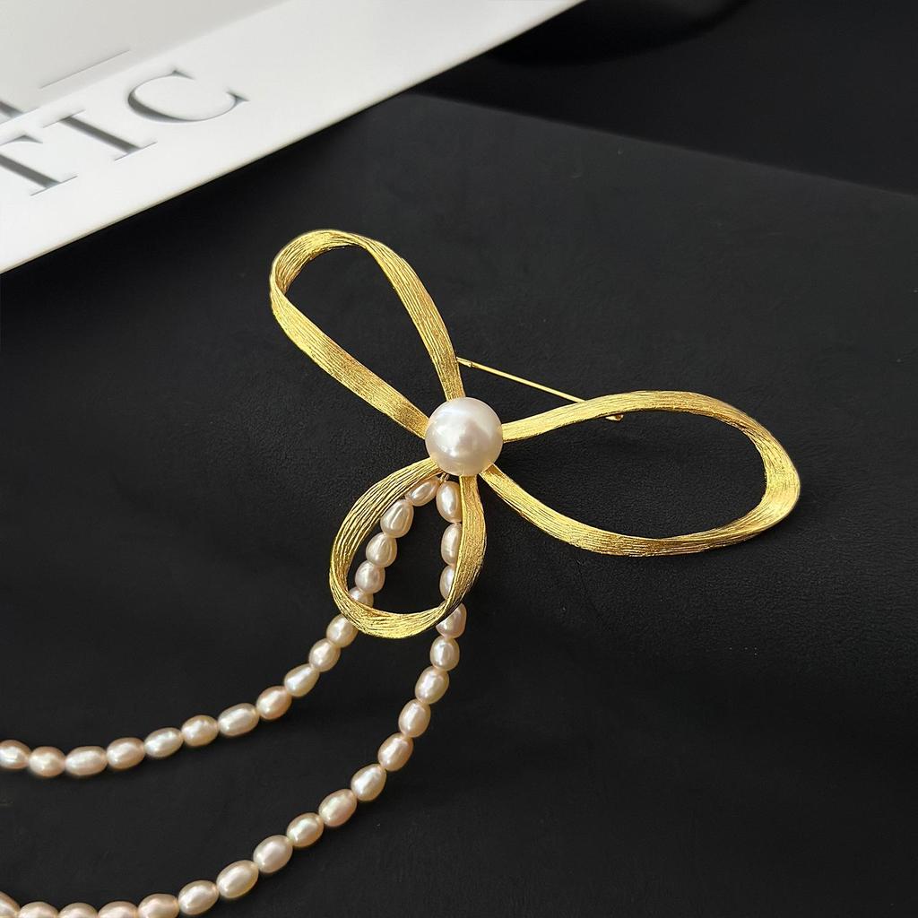Goldene Seide Schnee-verzierte Perlenbrosche: Vintage Luxus Quasten-Accessoire für Damen-High-End-Mode