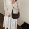 Minimalistische Weiche PU-Schultertasche für Damen Gebogene Silhouette Klappenverschluss