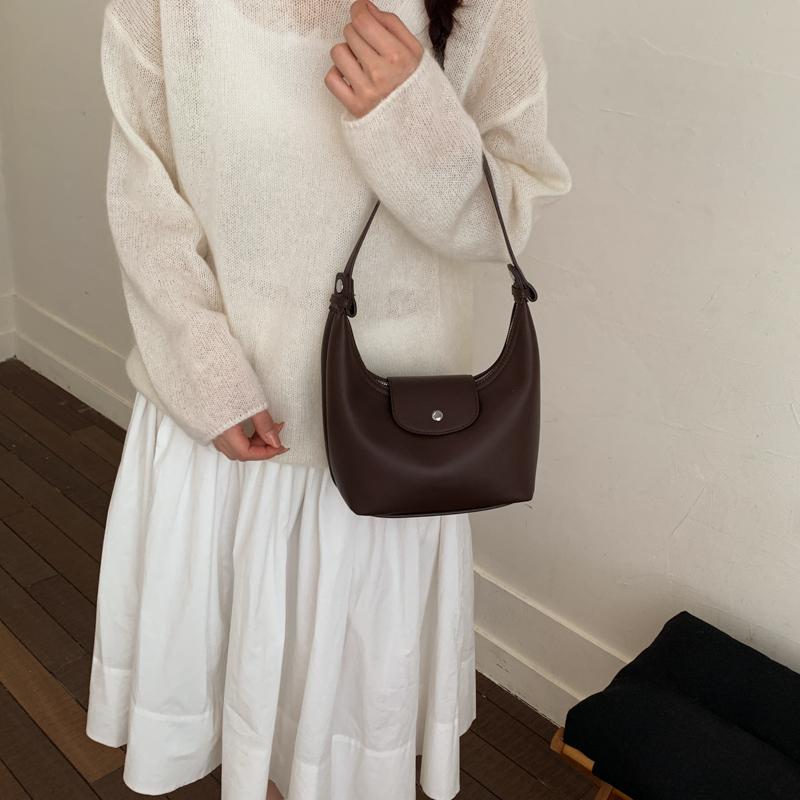 Minimalistische Weiche PU-Schultertasche für Damen Gebogene Silhouette Klappenverschluss