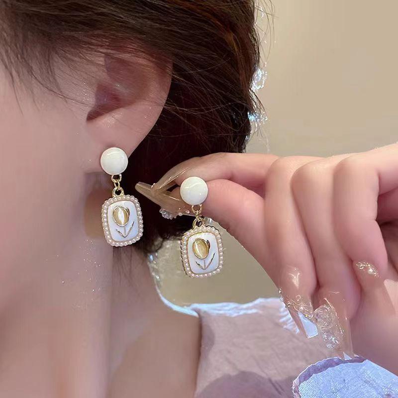 

Silver Needle Tulip Opal Earrings Female, French Retro Sugar Cube Pearl Earrings Cream Earrings белый