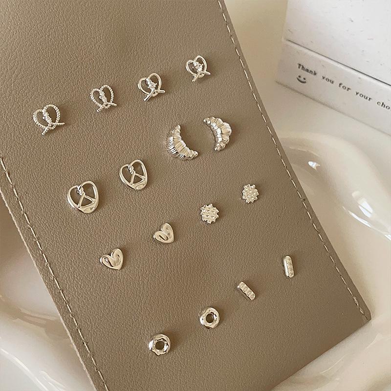 Mini Salty Croissant Earrings: Sweet, Cute, and Versatile Minimalist Design for Women
