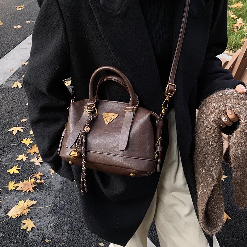 2025 New Autumn and Winter Boston Pillow Bag Fashion Versatile Messenger Handbag Trendy Women's Bag