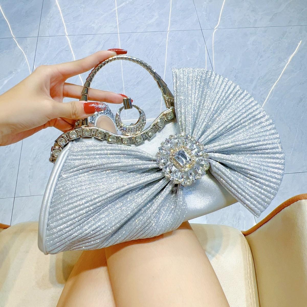 

New French Shiny Handmade Diamond Studded Banquet Kelly Bag with Bow and Dinner Bag срібний