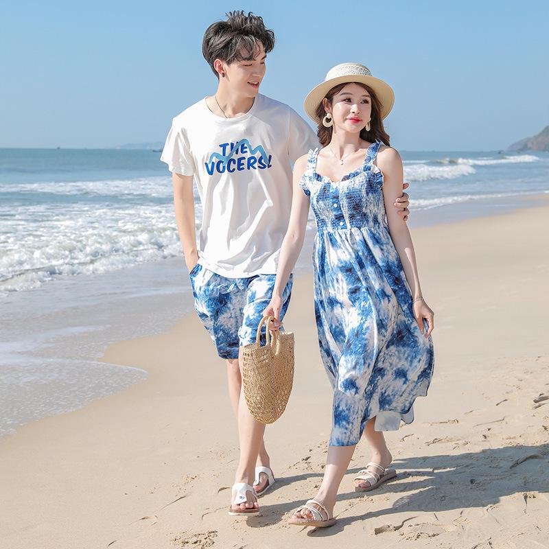 Neue Eltern-Kind-Strandoutfits: Passende Familienanzüge für drei oder vier Personen – mittellanges Kleid für Mutter und Tochter